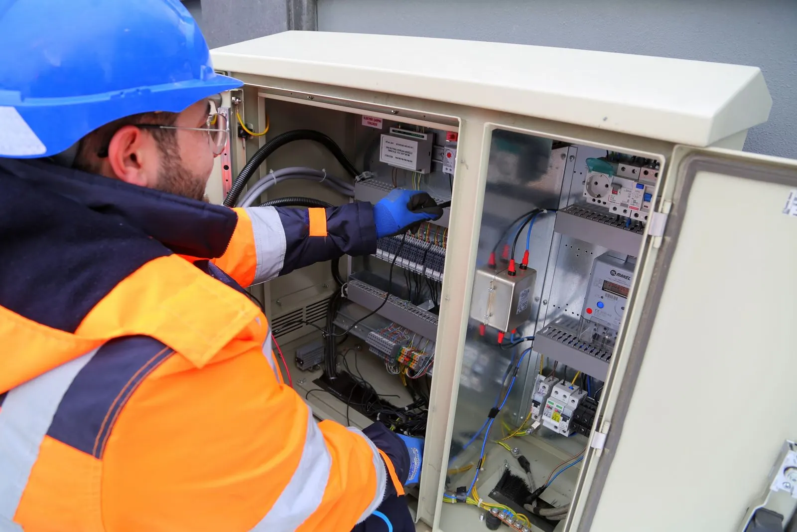 Elektriker arbeitet an einem Verteilerkasten